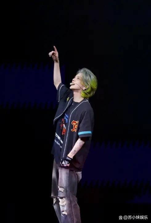 鹿晗问“只有我一个人变老了吗”？