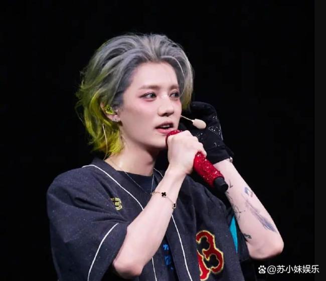 鹿晗问“只有我一个人变老了吗”
